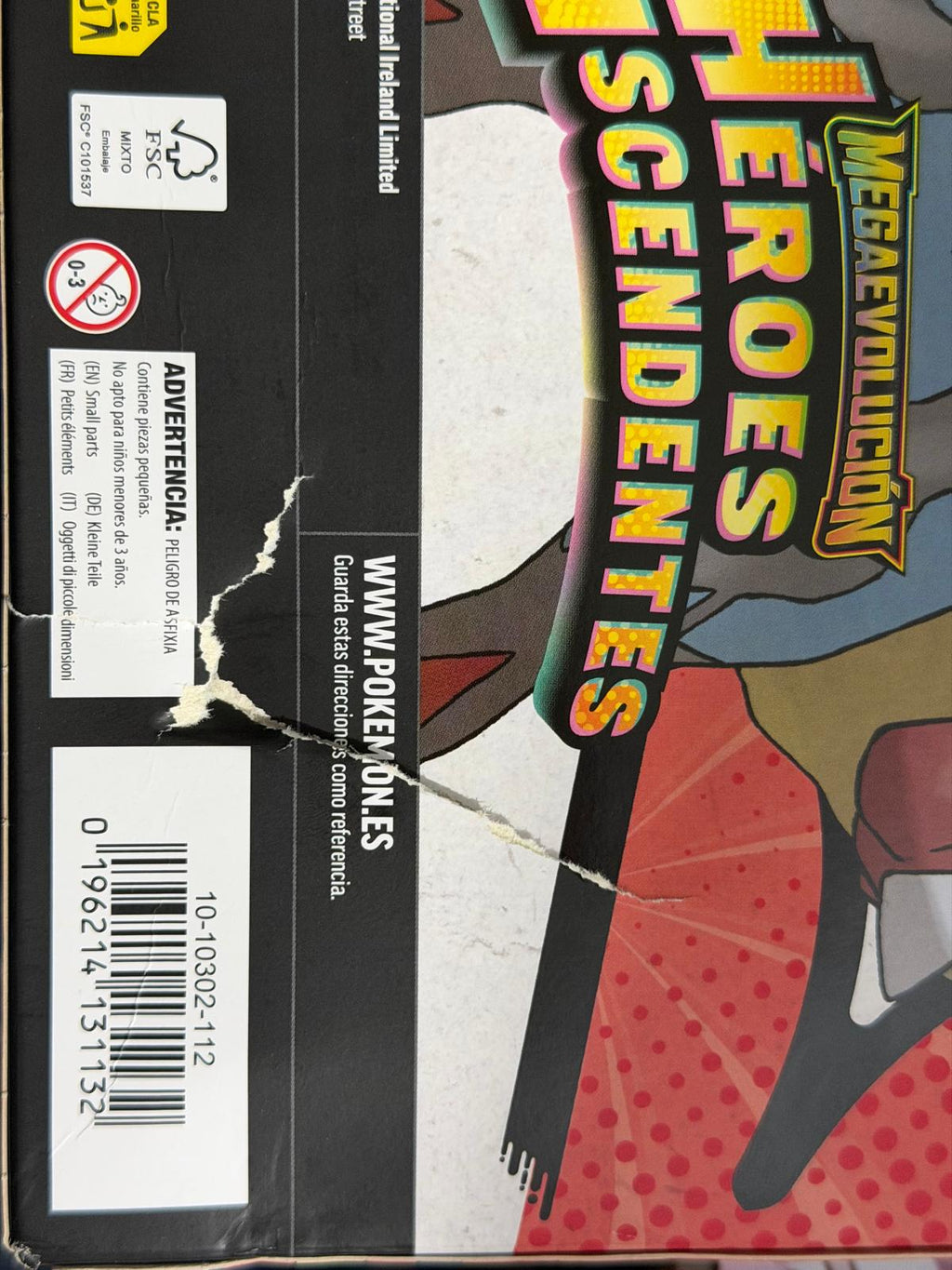 Héroes ascendentes. Colección con poster Mega Lucario. Español (CAJA DAÑADA PARTE TRASERA)